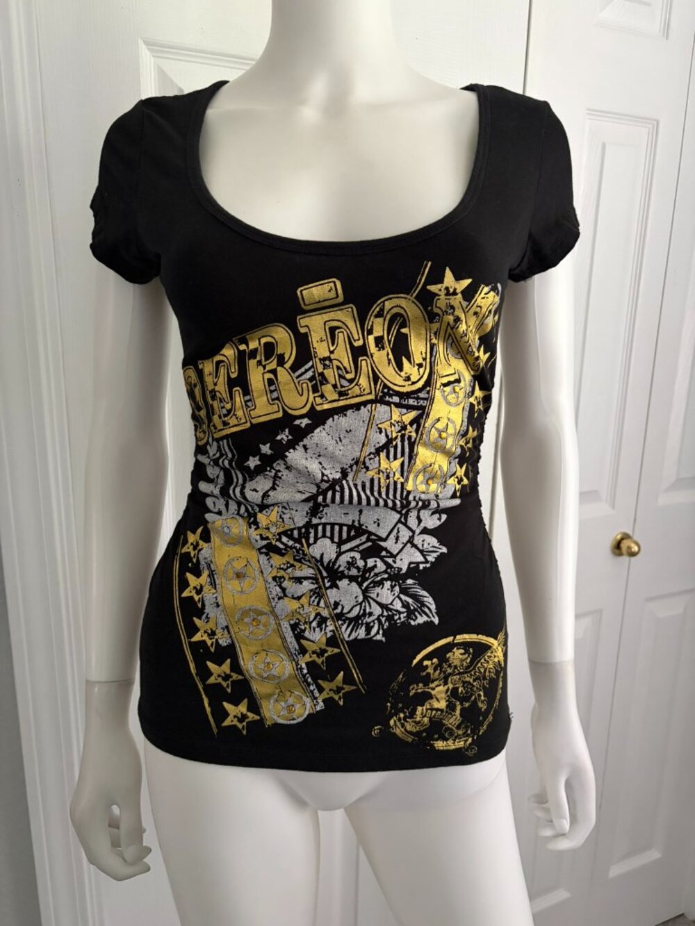 Dereon y2k black and gold graphic scoop neck short sleeve top